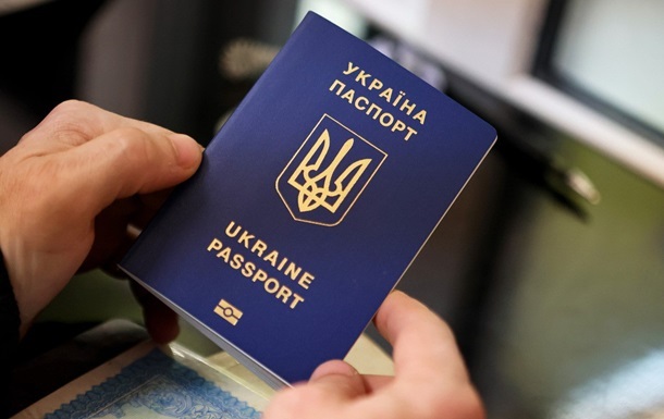 Чоловікам спростили отримання паспортів за кордоном – МВС