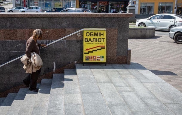 Долар дешевшає в обмінниках, євро – знову дорожчає