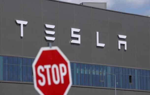 Продажі авто Tesla впали до трічного мінімуму