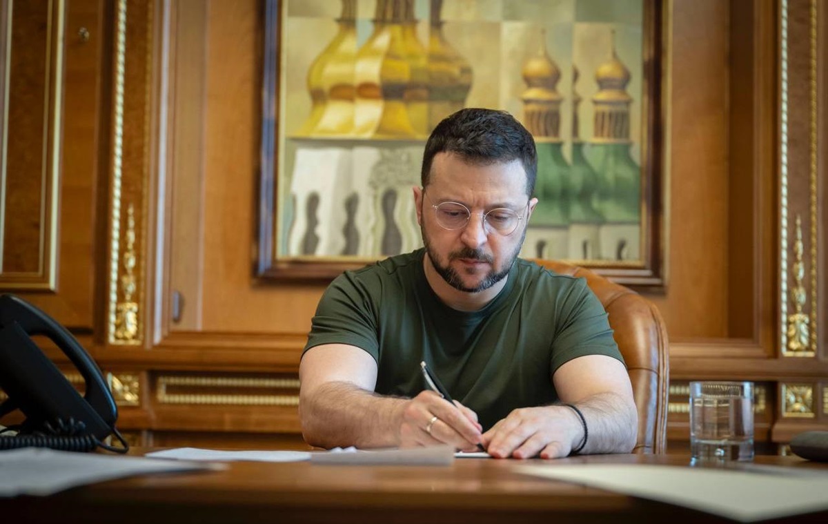 Зеленський продовжив мобілізацію і воєнний стан