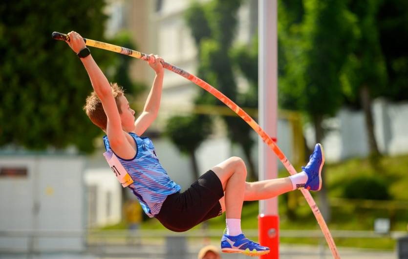 12-річний українець у стрибках із жердиною переступив висоту Дюплантіса