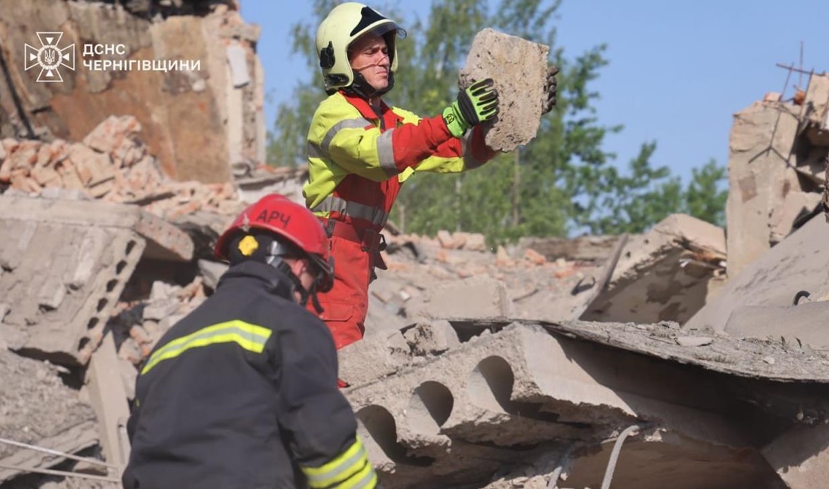 Атака на Чернігів: з-під завалів деблокували тіло