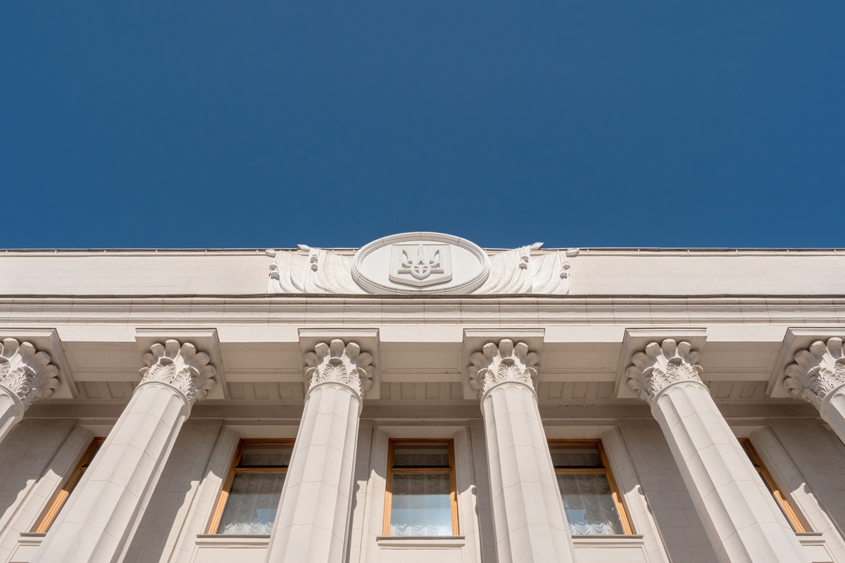 Безпартійний Олесь Довгий складає мандат