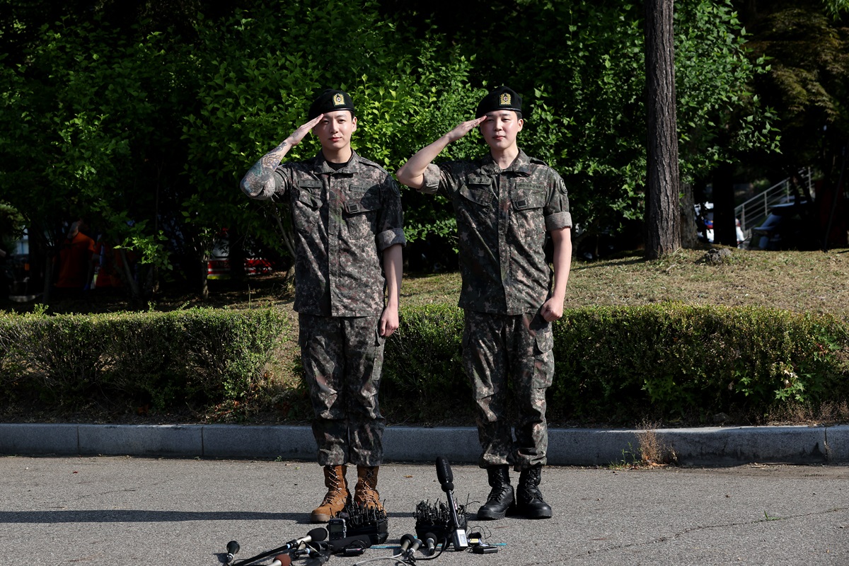 Четверо учасників BTS завершили військову службу