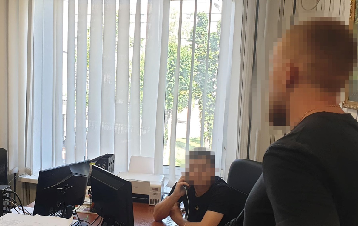 На Дніпропетровщині правоохоронець за гроші видаляв дані про ухилянтів