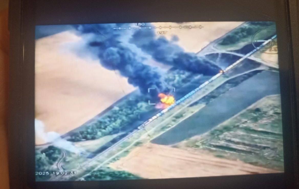 На Запоріжжі у окупантів палає ешелон з паливом