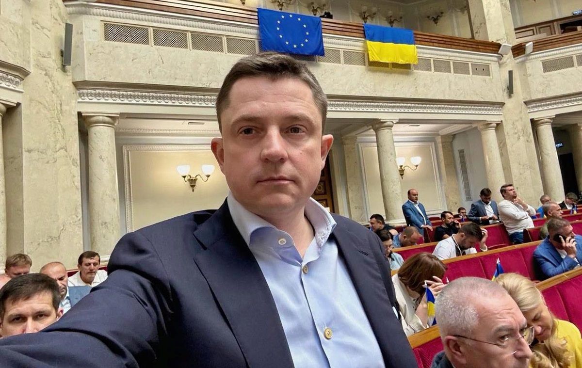 Народний депутат Довгий склав мандат