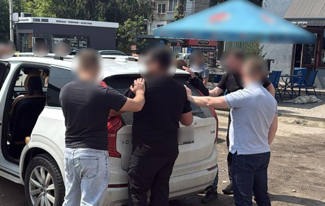 Пропонував хабар за СЗЧ: у Львові затримали родича військового