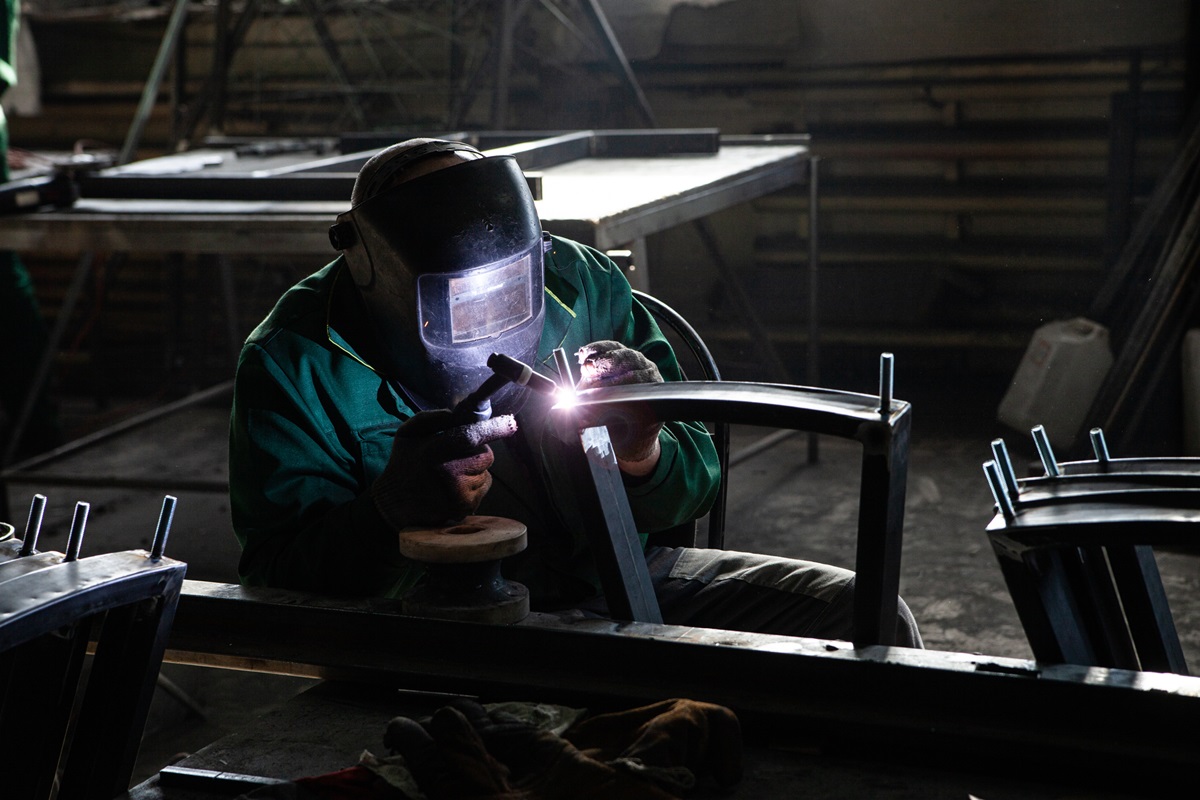 Російські заводи масово залучають робітників з Азії