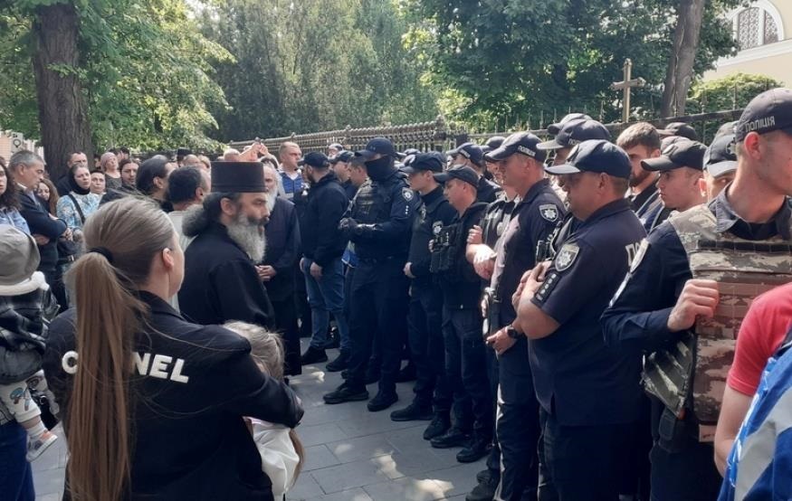 У Чернівцях сталася масштабна сутичка між вірянами УПЦ МП та ПЦУ