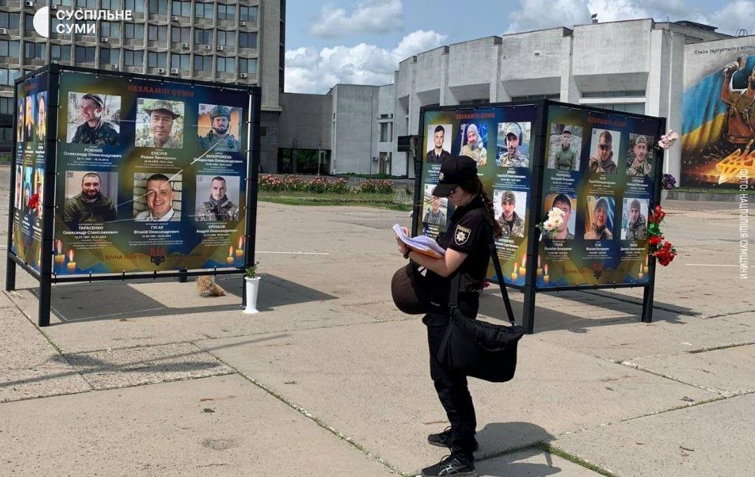 У Сумах на портретах загиблих воїнів вирізали Z