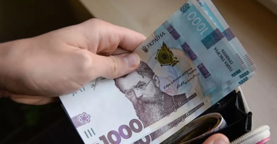 Українцям обіцяють зростання зарплат та пенсій