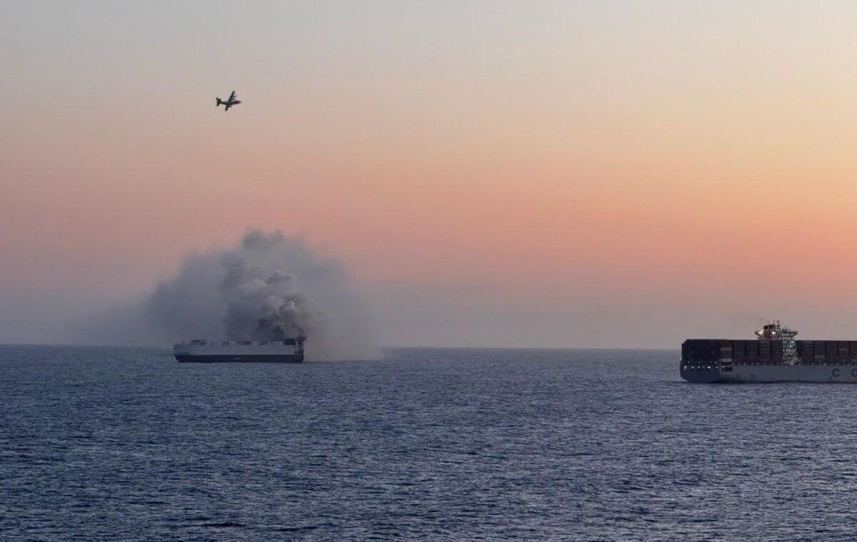 В Тихому океані затонуло судно з 3000 авто, яке горіло три тижні