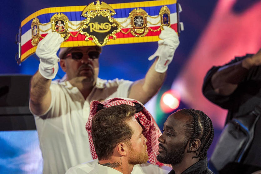 Знаковий бій: Альварес та Кроуфорд битимуться за рекордний пояс