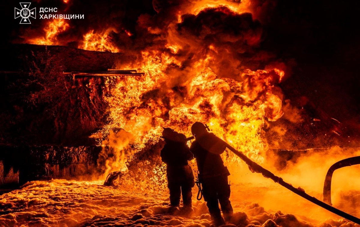 Атака РФ: у Чугуєві велика пожежа, 11 поранених