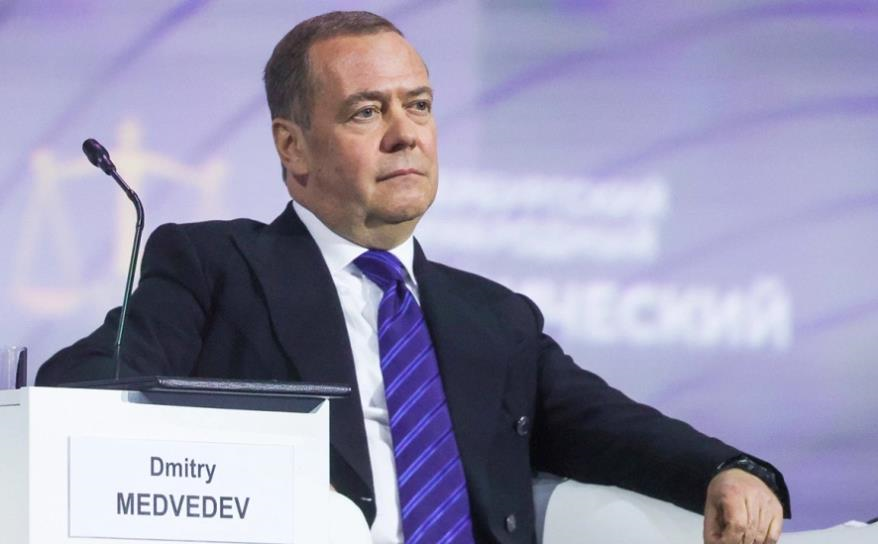 Медведєв “рекомендував” генсеку НАТО вчити російську та згадав про Сибір