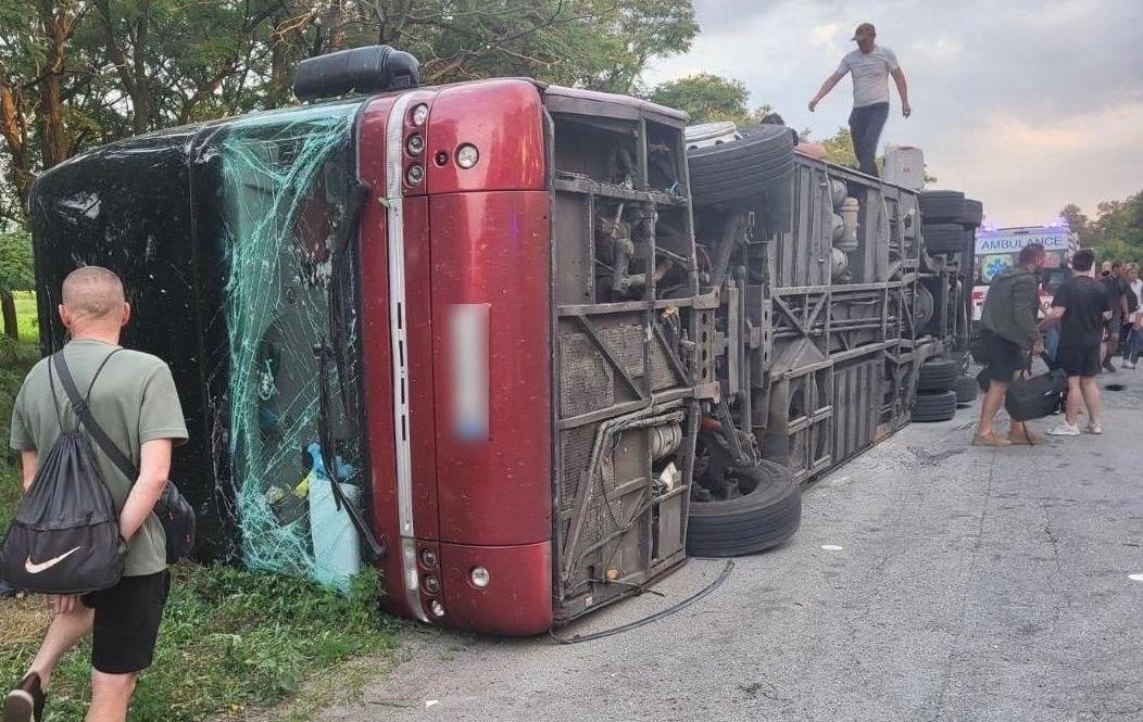 На Дніпропетрвщині перекинувся автобус: є жертва