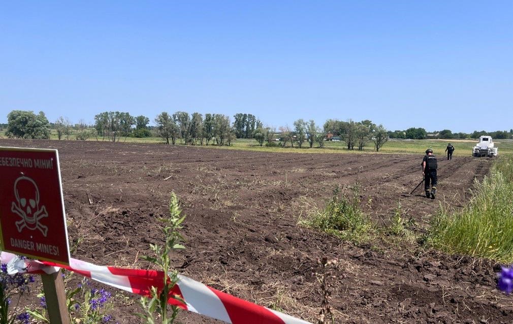 На Херсонщині росіяни скинули вибухівку на комбайн, є постраждалий – ОВА