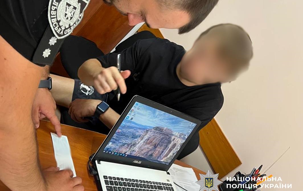 На Львівщині батько вчергове посадив за кермо 8-річну доньку