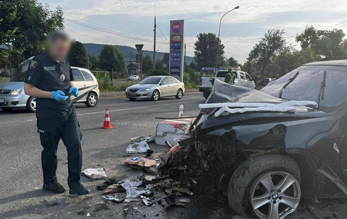 На Закарпатті BMW влетіла в пункт контролю, загинув прикордонник