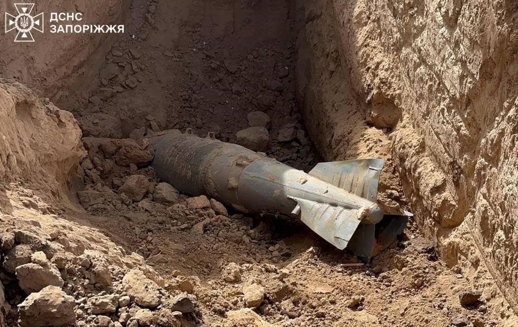 Росіяни скинули бомбу на пам’ятник льотчику на Запоріжжі – соцмережі