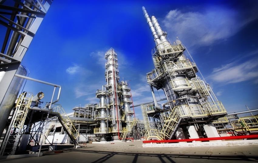 У Росії заявили про атаку дронів на Ільський НПЗ