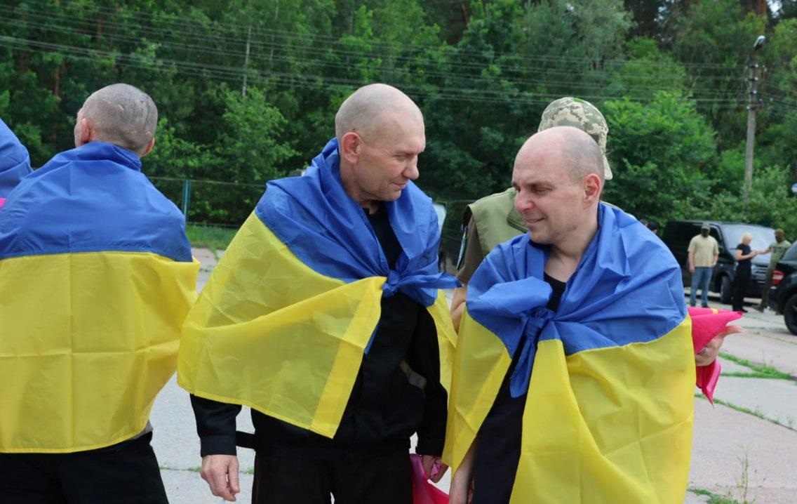 Україна повернула з полону військових і цивільних