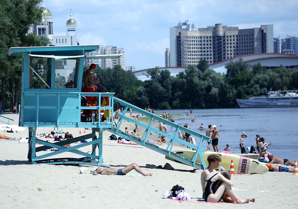 Українцям прогнозують спеку з локальними грозами