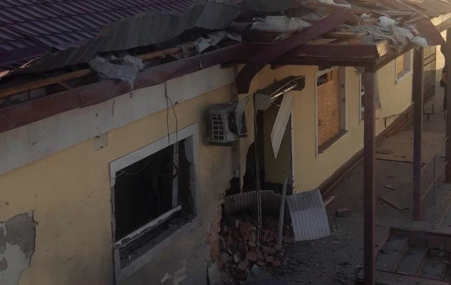 Війська РФ знову обстріляли залізничний вокзал у Херсоні