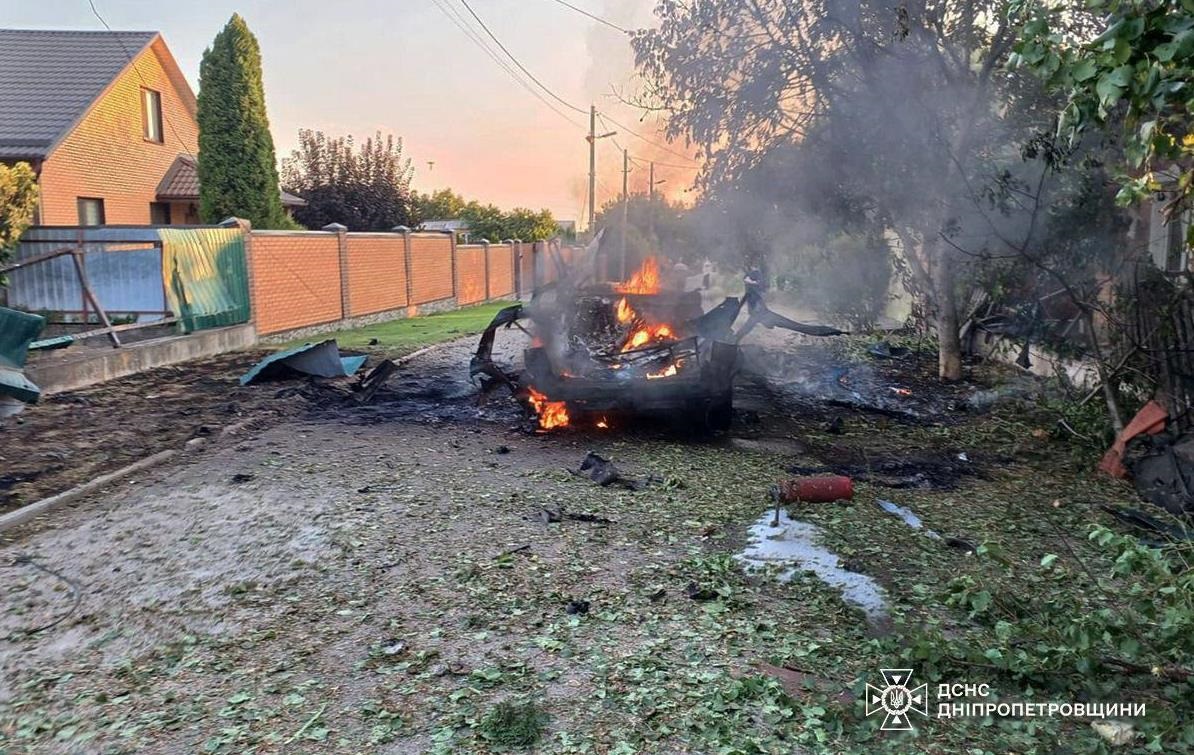 Обстріл Нікополя: росіяни атакували авто ДСНС