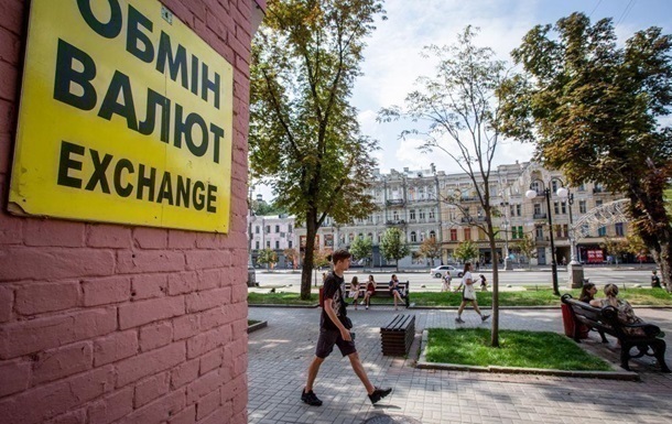 Долар стабільний наприкінці тижня, євро дорожчає