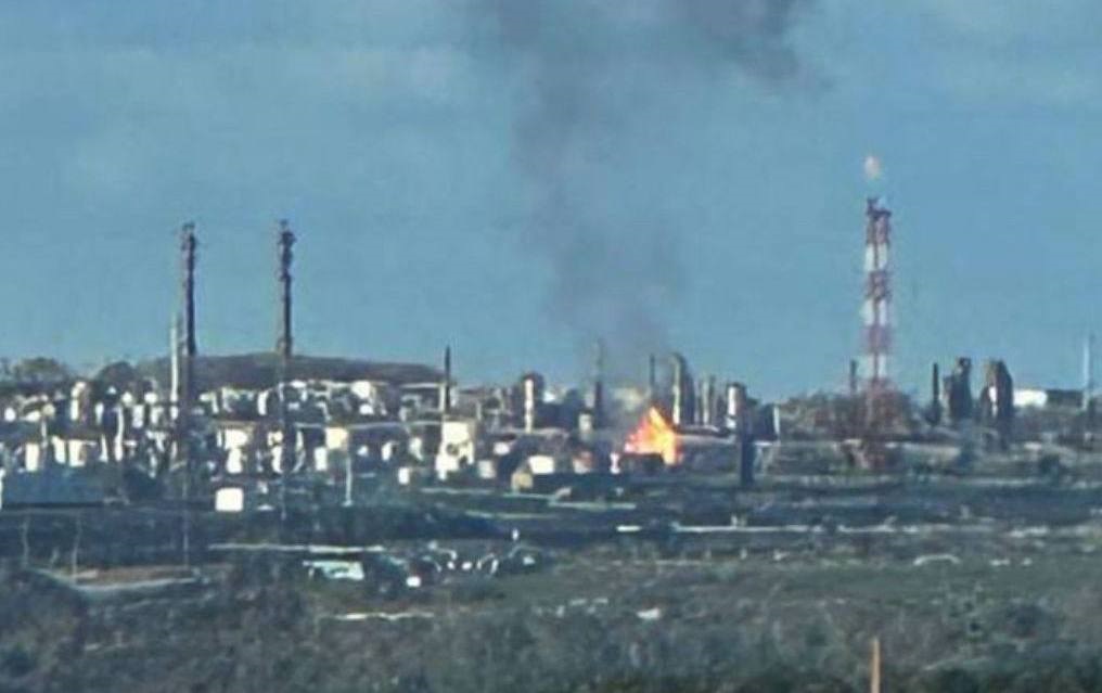 Дрони вдарили по НПЗ в російському місті
