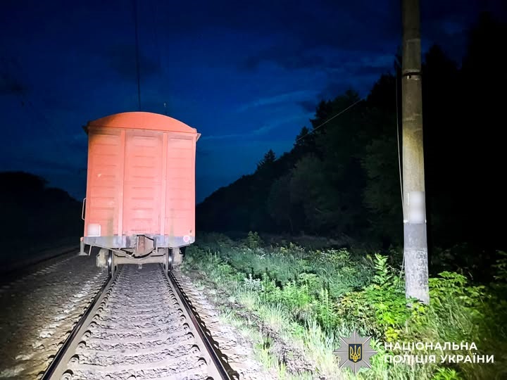 На Рівненщині потяг переїхав 14-річну дівчину, яка лягла на колію