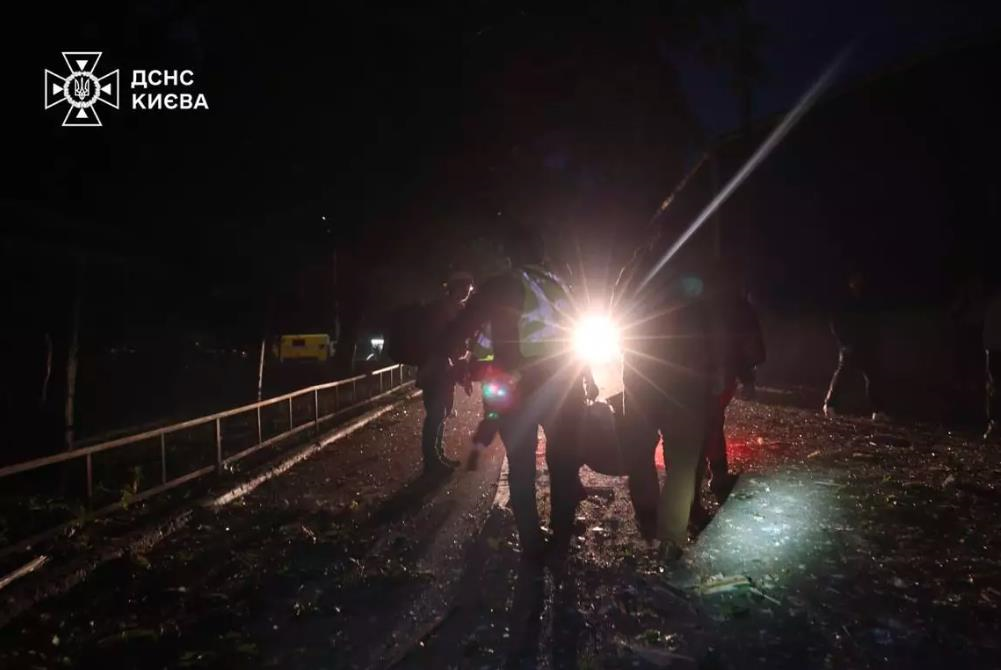 Обстріл Києва: патрульні показали перші хвилини після удару