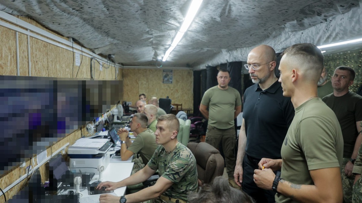 Шмигаль відвідав військових на фронті