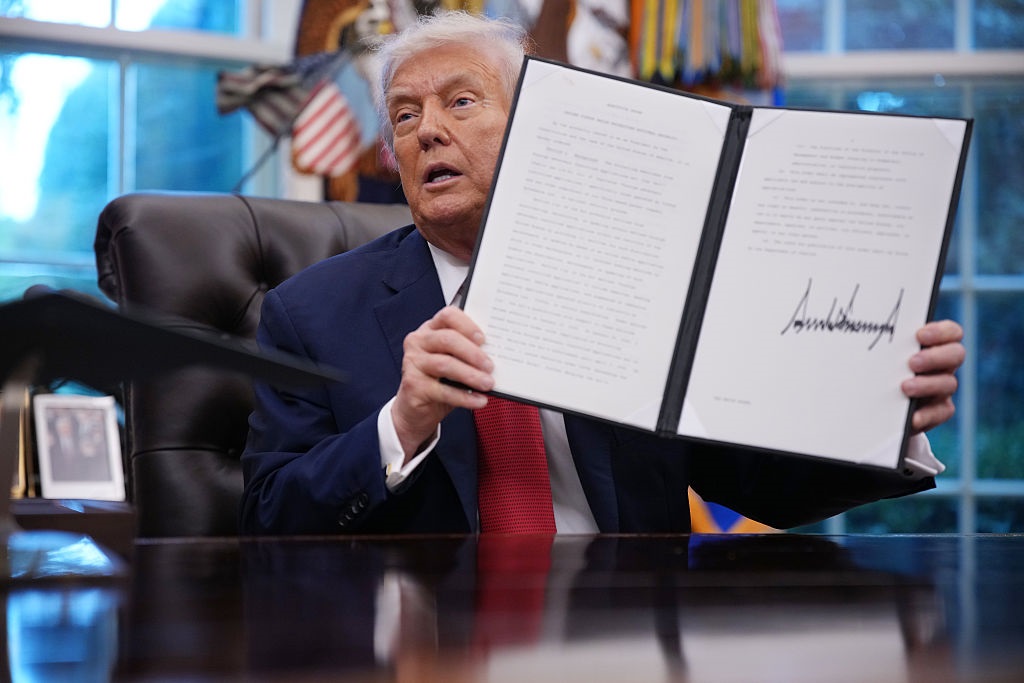 Трамп оголосив нові мита на імпорт ліків, вантажівок і меблів