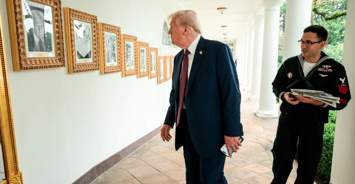 Трамп замінив портрет Байдена на фото апарата для автопідпису документів