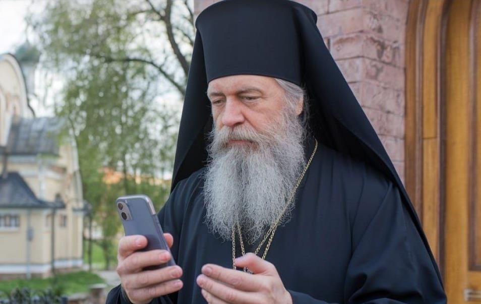 У РФ запустили “православний” додаток, який стежить за віруючими