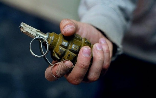 Вимагав повернути подарунок: під Києвом чоловік погрожував дівчині гранатою