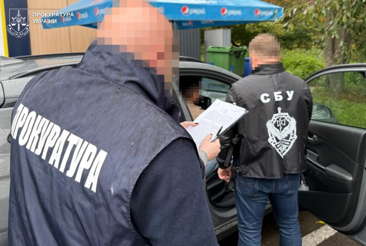 Інспектора Львівської митниці спіймали на “відкатах” за ввезення ювелірки