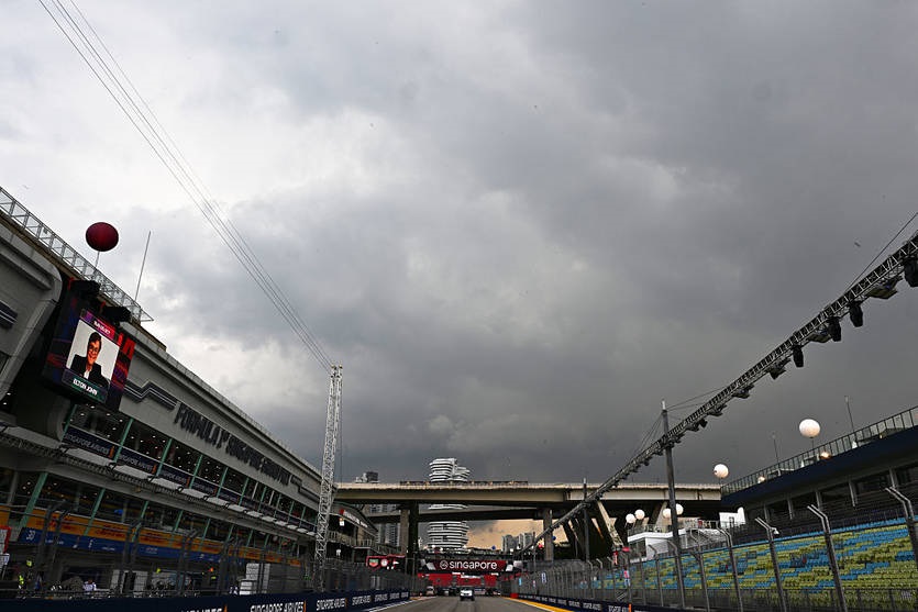 На Гран-прі Сінгапуру постала загроза для гонщиків через спеку