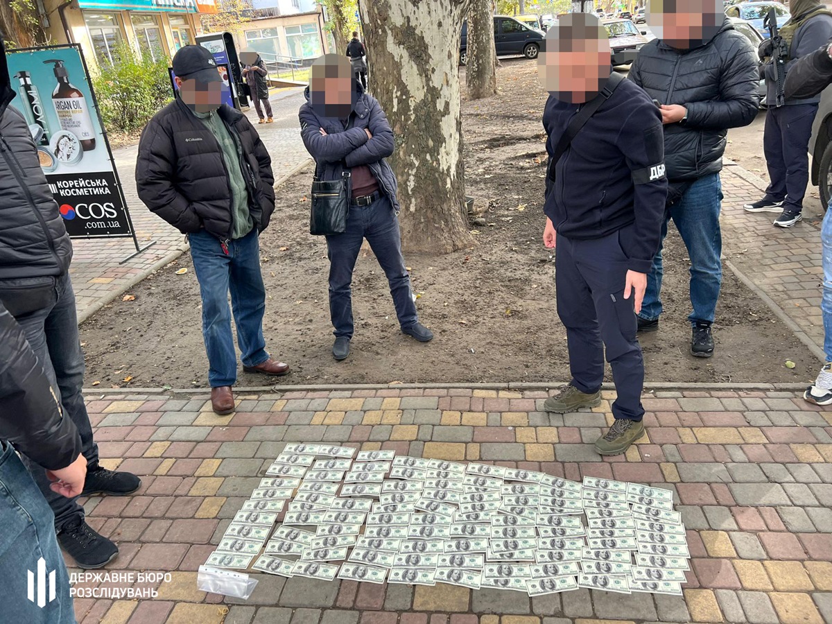 Правоохоронця й військового затримали за допомогу ухилянтам