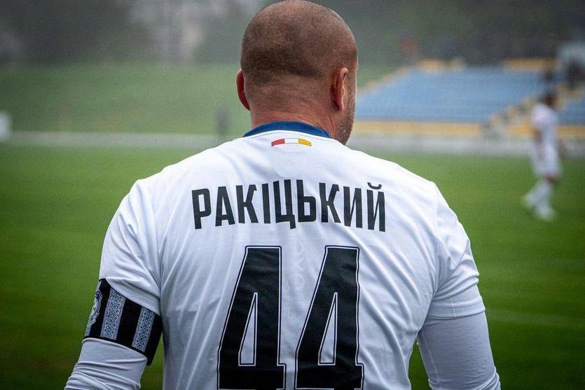 Ракіцький б’є головою, та не у ворота, а суперника
