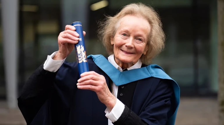 Жінка з Північної Ірландії завершила навчання, яке почала 70 років тому