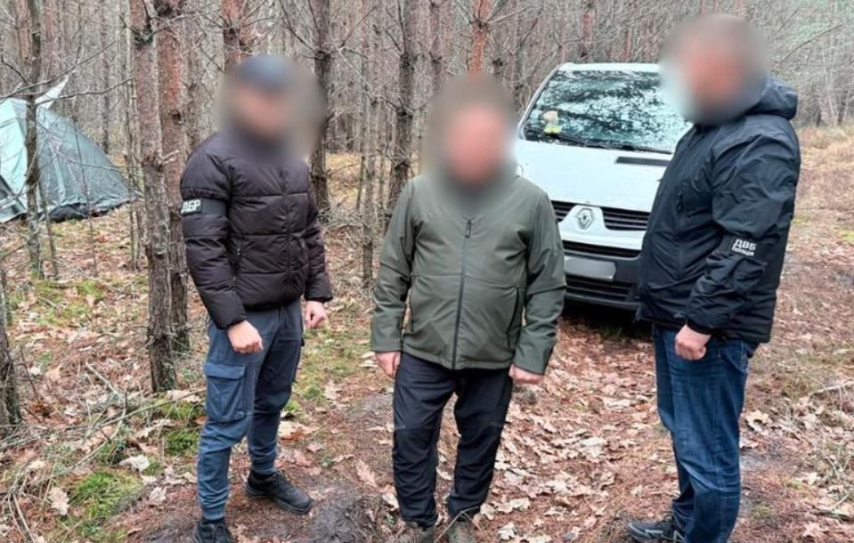 Київського поліцейського, який ховався в лісі з 13 млн, заарештували