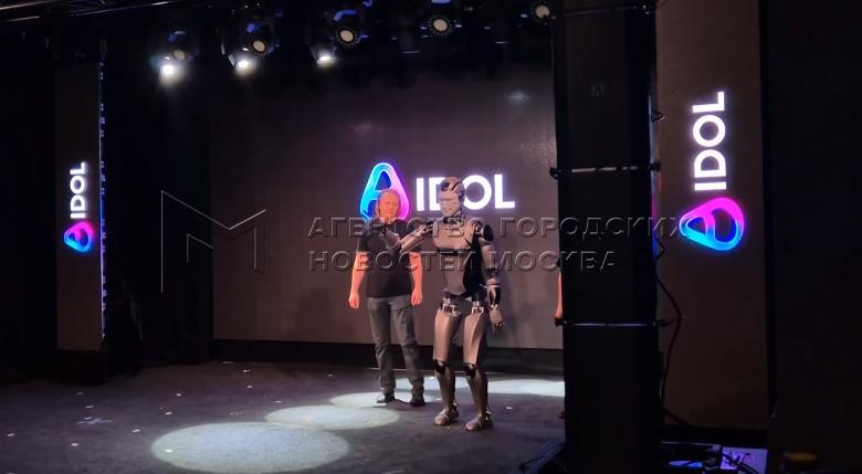 Перший російський людиноподібний робот впав під час презентації