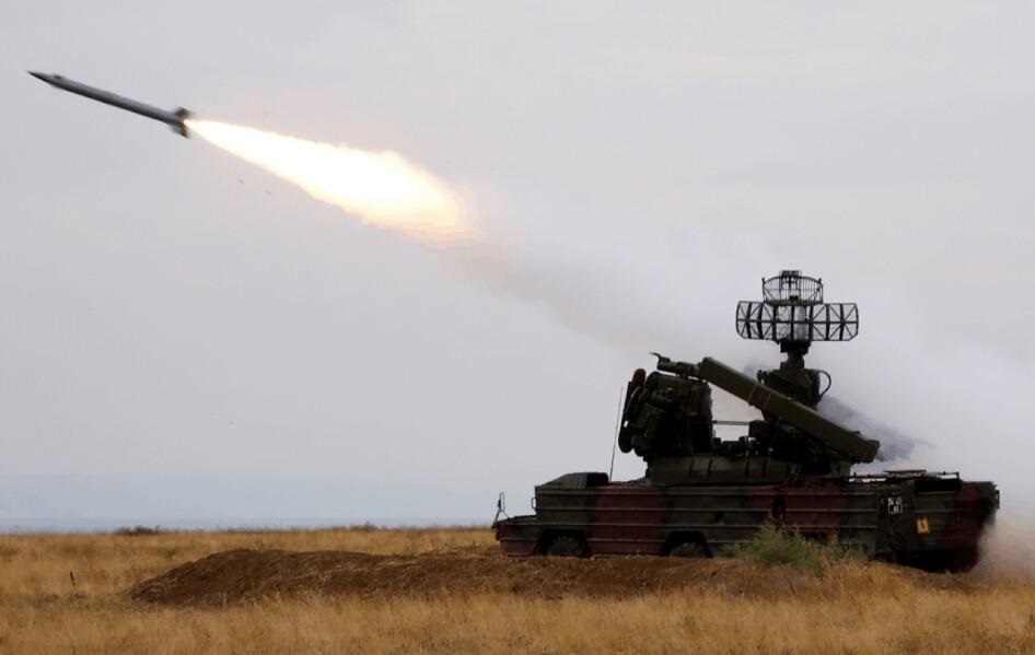 Росія атакувала Україну ракетою та 104 дронами