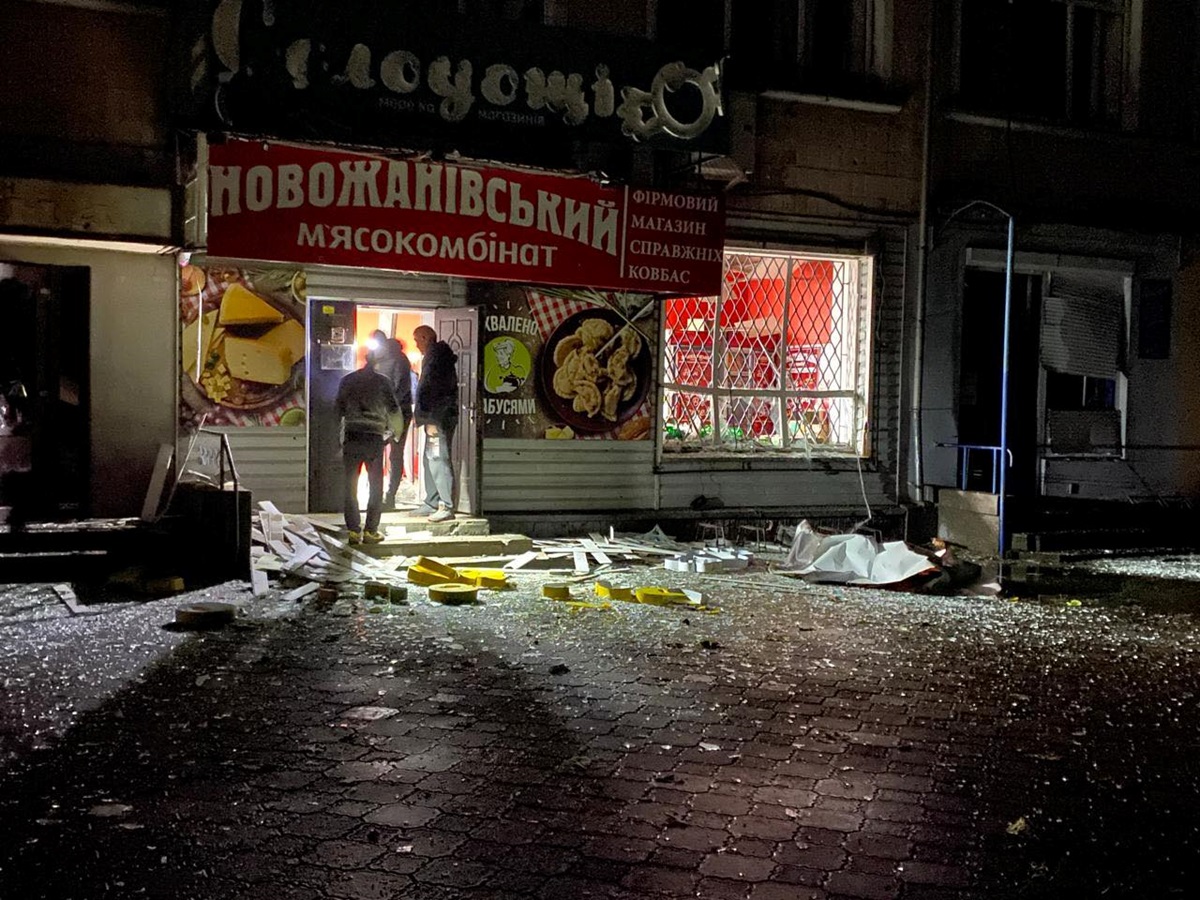 У Новгород-Сіверському показали наслідки нічного удару по центру міста