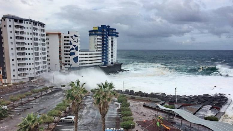 На Тенеріфе піднялася гігантська хвиля, є жертви