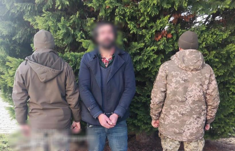 Прикордонники затримали іноземця, який пішки добирався до Словаччини